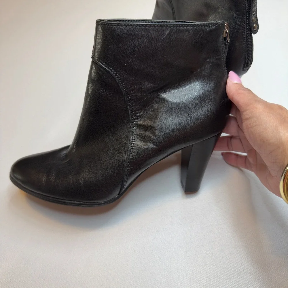 Adrienne Vittadini Black Leather Ankle Boots Block Heel Chic Trendy Zip Size 8M